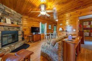 智能电视、壁炉、书