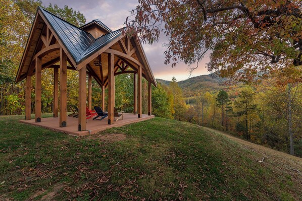 Property grounds - Mt Mitchell Cabin Romantic Mountain Escape near Asheville with Stunning Views! (Candler)