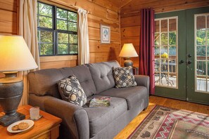 Älytelevisio, takka, kirjoja