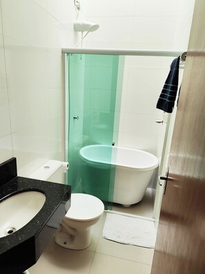 Dusche, Haartrockner, Bidet, Handtücher