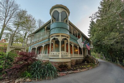Historic Victorian Chateau, Free Breakfast Suite 2