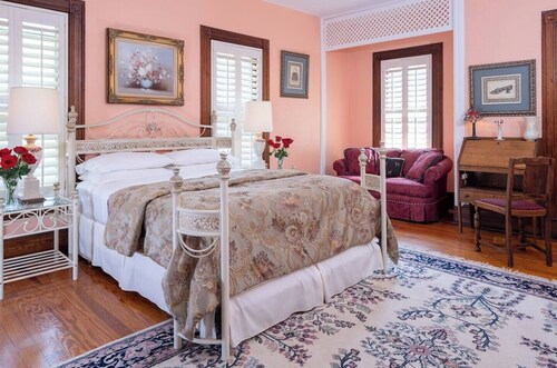 Historic Victorian Chateau, Free Breakfast Suite 4