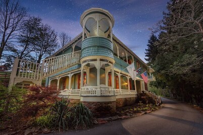 Historic Suite w/ Private Bathroom-Engadine Inn and Cabins "Breakfast Included"