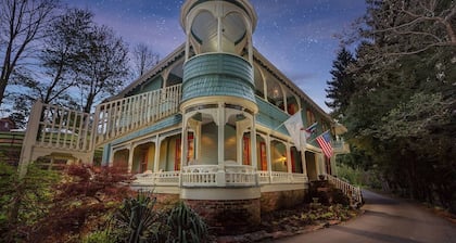 Historic Suite w/ Private Bathroom-Engadine Inn and Cabins "Breakfast Included"