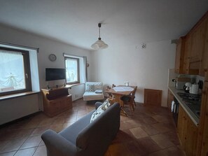 Classic Apartment, Non Smoking, Mountain View | Living area | Flat-screen TV - Da Nonno Nani (Venas di Cadore)
