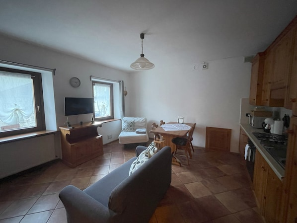 Classic Apartment, Non Smoking, Mountain View | Living area | Flat-screen TV