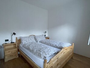 Classic Apartment, Non Smoking, Mountain View | 1 bedroom, blackout drapes, free WiFi
