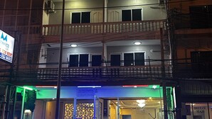 A multi-story building with balconies and a ground-level entrance. - Magnifico INN Pattaya (Pattaya)