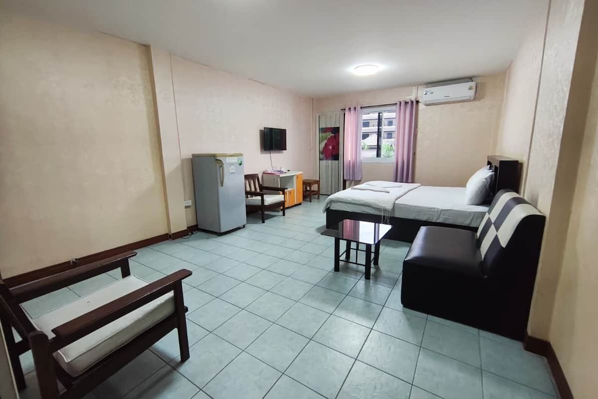 Deluxe-Doppelzimmer, Balkon, Stadtblick | Zimmersafe, Bügeleisen/Bügelbrett, kostenloses WLAN