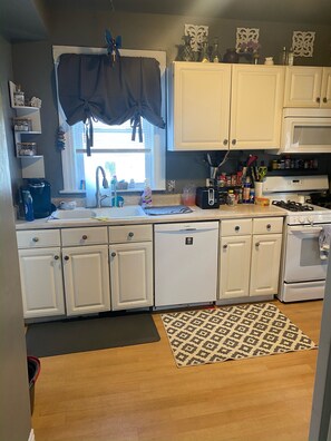 Mikrobølgeovn, ovn, kokeplater og oppvaskmaskin