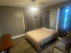 4 habitaciones, tabla de planchar con plancha, wifi y ropa de cama 