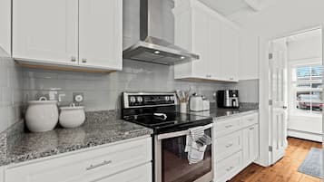 Een koelkast, een magnetron, een oven, een kookplaat