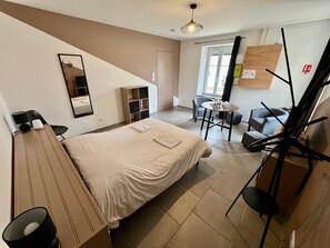 1 chambre, bureau, fer et planche à repasser, accès à Internet