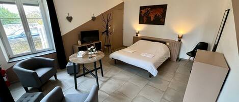 1 多间卧室、办公桌、熨斗/熨衣板、上网接入