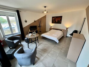1 slaapkamer, een bureau, een strijkplank/strijkijzer, internet
