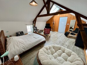 3 bedrooms, desk, iron/ironing board, Internet