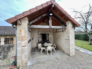 Outdoor dining - Charming 3 bedroom house (Lussac-les-Châteaux)