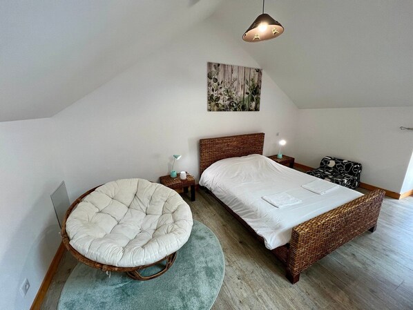 1 bedroom, desk, iron/ironing board, internet