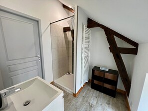 Shower, hair dryer, towels - Bedroom is a cosy house (Lussac-les-Châteaux)