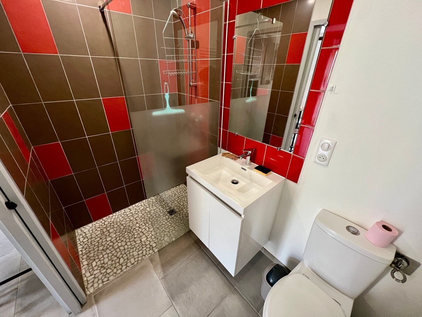 Douche, sèche-cheveux, serviettes fournies