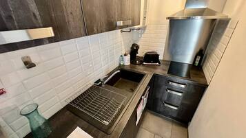 Réfrigérateur, micro-ondes, four, cafetiÚre/bouilloire