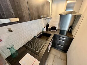 Refrigerador, microondas, horno y cafetera y tetera 