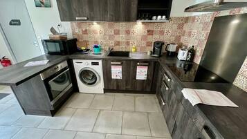 Réfrigérateur, micro-ondes, four, cafetiÚre/bouilloire