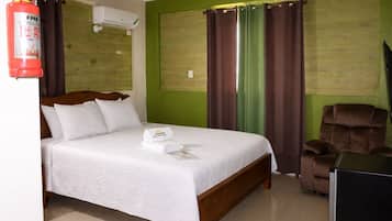 Quarto luxo, vista para a montanha | Cofres nos quartos, espaço de trabalho para notebook