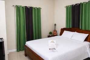 Quarto luxo, vista para a montanha | Cofres nos quartos, espaço de trabalho para notebook
