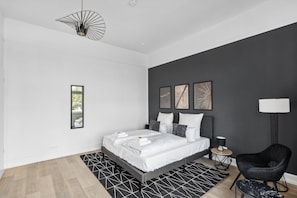 2 bedrooms, travel cot, WiFi, bed sheets - Charysma: Jewel in anthracite | elegant | stylish | 5 min walk to the old town (Hameln)