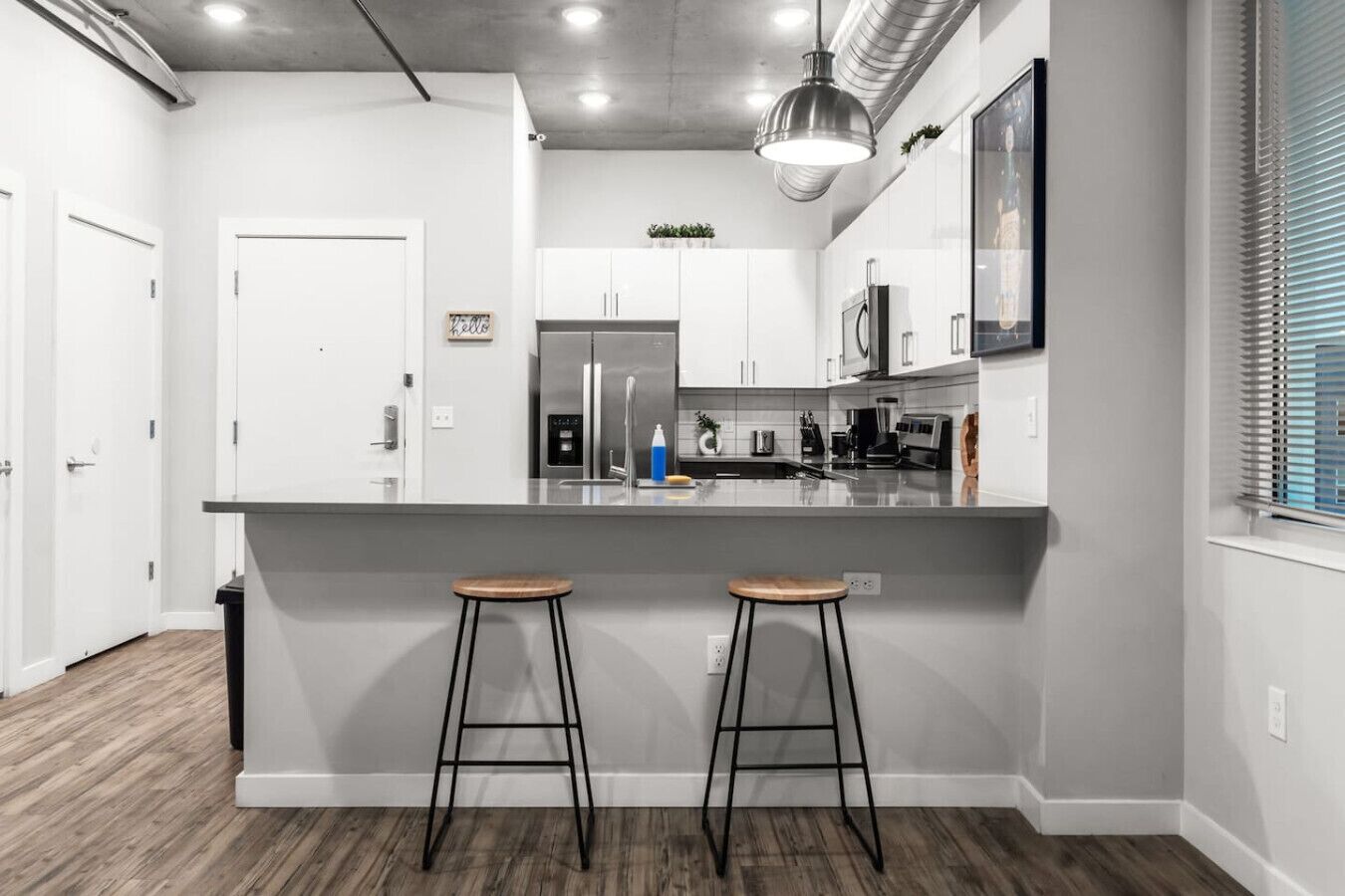 Frigorífico, microondas, horno y placa de cocina