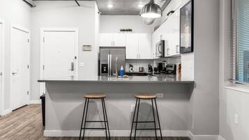 Frigorífico, microondas, horno y placa de cocina