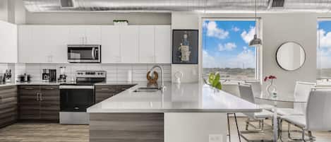 Réfrigérateur, micro-ondes, four, plaque de cuisson