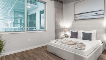 2 dormitorios, escritorio, tabla de planchar con plancha y cuna de viaje