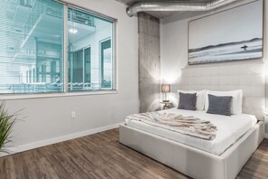 2 sovrum, skrivbord, strykjärn/strykbräda och resesäng