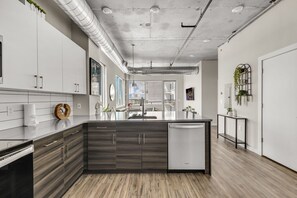 Kylskåp, mikrovågsugn, ugn och spishäll