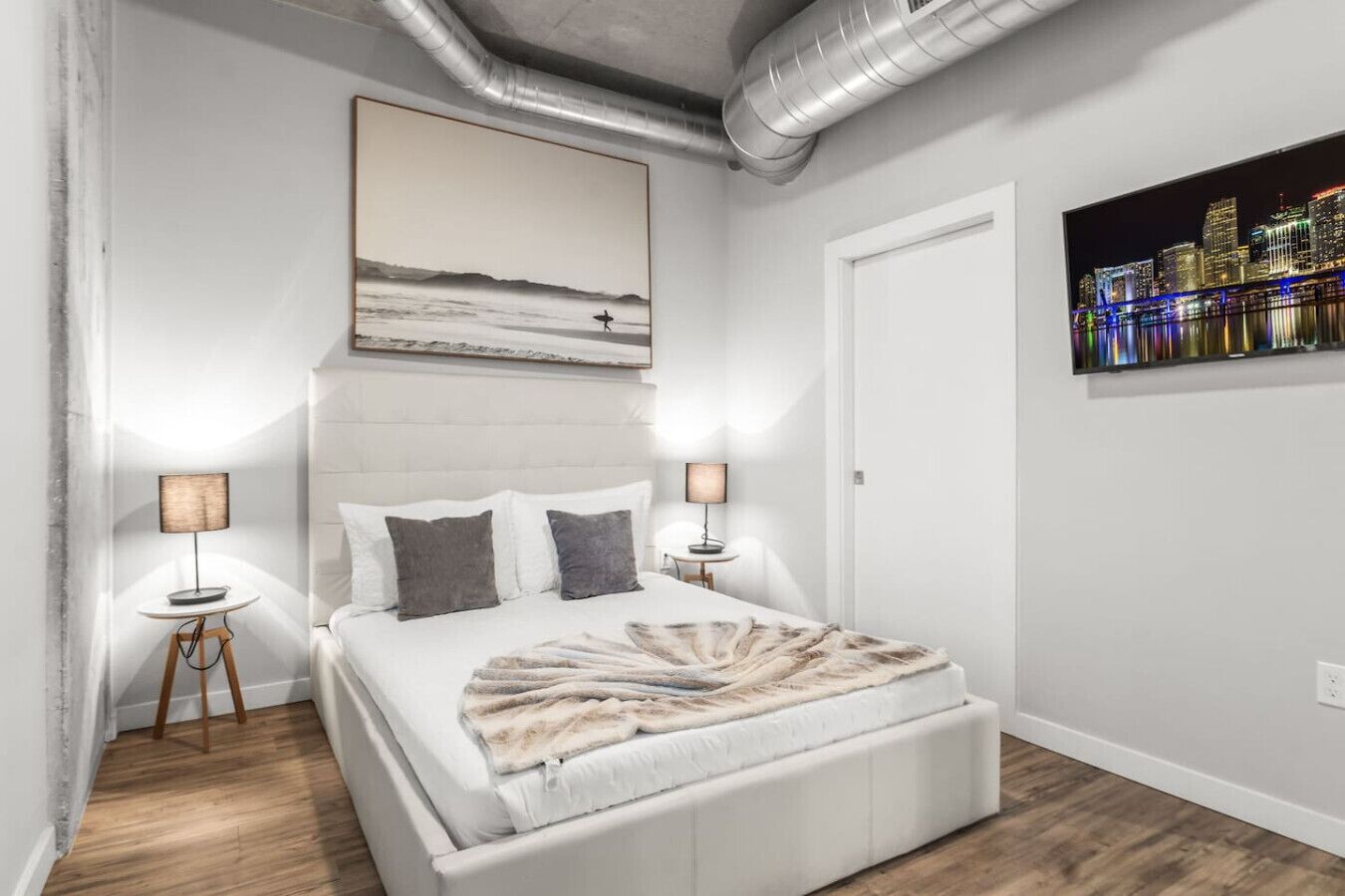 2 chambres, bureau, fer et planche à repasser, lit parapluie