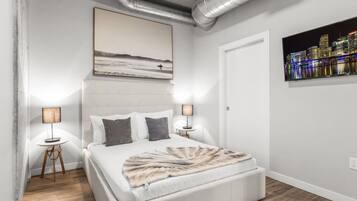 2 chambres, bureau, fer et planche Ă repasser, lit parapluie