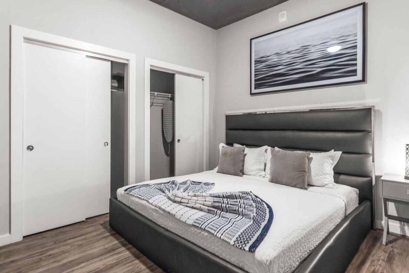 2 Schlafzimmer, Schreibtisch, Bügeleisen/Bügelbrett, Reisekinderbett