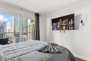 4 habitaciones, escritorio y tabla de planchar con plancha