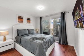 3 soverom, skrivebord, strykejern/-brett og reiseseng for barn