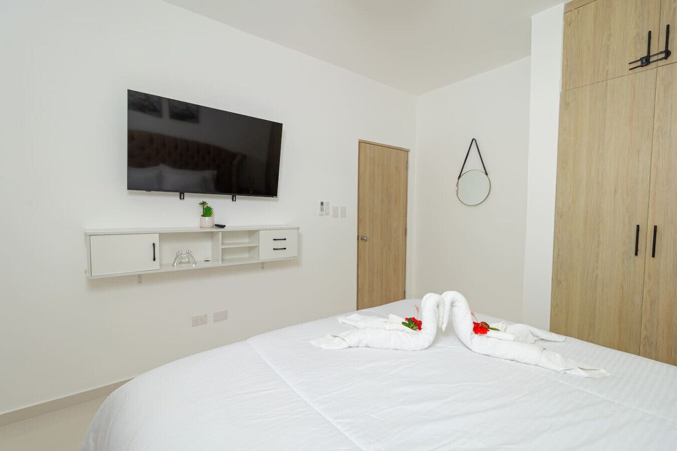 2 habitaciones, escritorio y tabla de planchar con plancha 