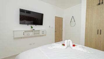 2 habitaciones, escritorio y tabla de planchar con plancha