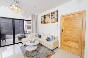 Een moderne woonkamer met een bank, salontafel en kunst aan de muur.