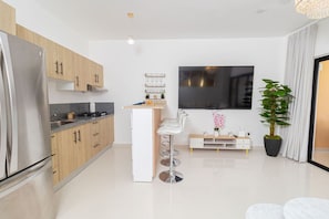 Coffee/tea maker, fridge, microwave, oven