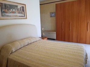 2 habitaciones, caja de seguridad en la habitación y escritorio 