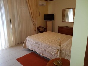 2 室のベッドルーム、セーフティボックス (室内)、デスク、アイロン / アイロン台