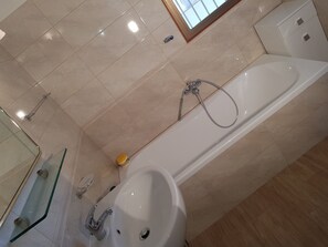 Dusche, umweltfreundliche Kosmetikartikel, Haartrockner, Bidet