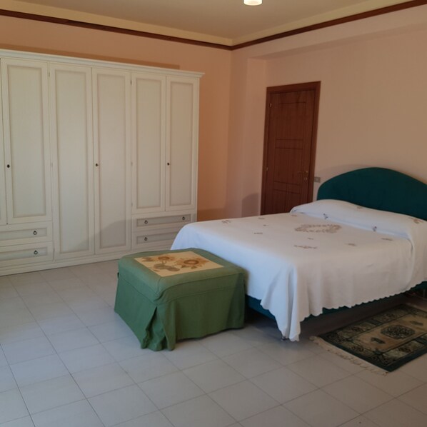 2 Schlafzimmer, Zimmersafe, Schreibtisch, Bügeleisen/Bügelbrett