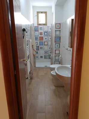 Douche, articles de toilette écologiques, séchoir à cheveux, bidet